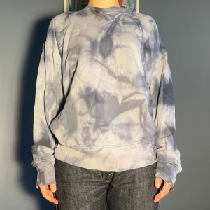 Benetton sweatshirt  - Lite mer blå än på bilderna, köpt för ett tag sen men kom inte så mycket till användning, så är i fint skick!🍀går att buda👍