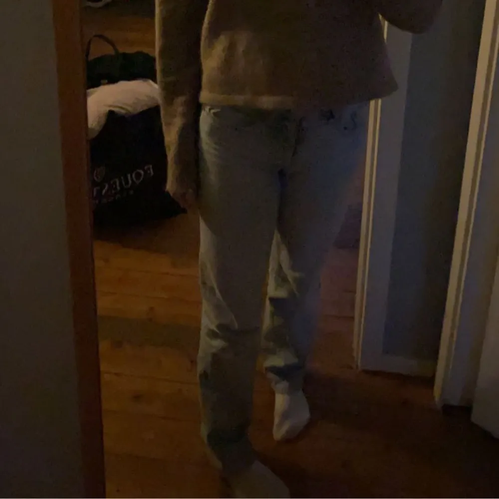 Säljer dessa as snygga jeans pga att dom sitter lite för små😍 Nästan aldrig andvända👌 Jag är 165 och dom är perfekta i längden för mig.. Jeans & Byxor.