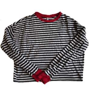 Svart och vit randig tröja med röda muddar och röd krage från H&M. Knappt använd då den blivit för liten. Ställ gärna frågor om du har några :)✨