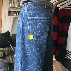 Supersnygga baggy jeans med smiley mönster. Andvända 3 ggr då det inte är min stil. Passar bra på mig som är 173. TRYCK INTE PÅ KÖP DIREKT 