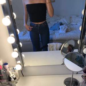 Mörkblåa ribcage straight jeans från Levis. Strl W25 L29 och går ner till fötterna på mig som är 166 cm. Har en liten mörkgrön fläck på låret som inte går att tvätta bort💕  Spårbar frakt: 66 kr Frakt utan spårning: 59 kr