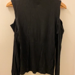 Off-skulder tröja - Svart off-shoulder från New Yorker   Stl. XL men är som M/L Ny skick, oanvänd 