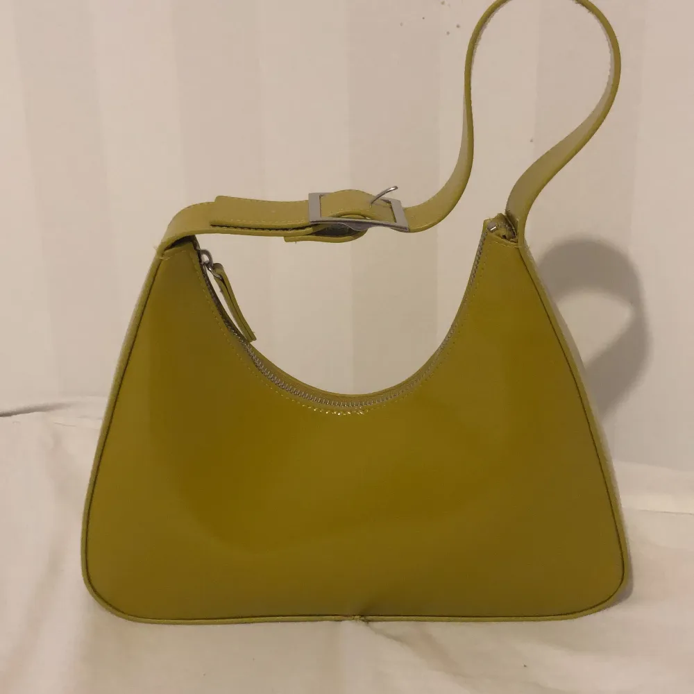 Grön handväska från Monki, har några märken på ena sidan. Väskor.