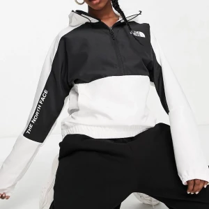 The North Face jacka -  The North Face jacka använd en gång.   Passar storlekarna S-M (ord pris: 1100kr) Har några små märken.