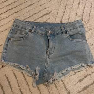 Säljer dessa lågmidjade jeans shorts från HM i storlek 36! Använd fåtal gånger och inga defekter!