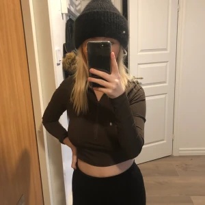 Mössa - Denna svarta mössa har jag använt 1 gång, jag köpte den för cirka 2 veckor sedan. 