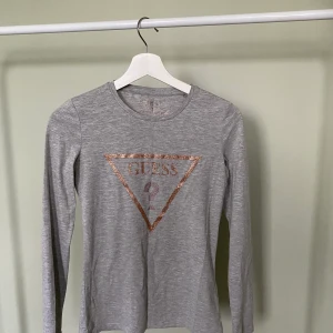 Guess tröja - Använd fåtal gånger så i mycket fint skick.