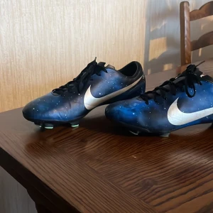 Nike fotbollsskor storlek 43 - Nike fotbollsskor använda 3-4 gånger, de är riktigt sköna och bra. De är bra skick, de passar inte mig längre därför säljer jag dom 