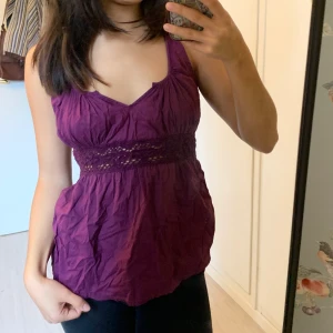 Spets linne - Ett lila spetslinne med dragkedja i sidan. Superfin och sitter snyggt vid bysten. Stod ingen storlek, men passar en S.💓💓