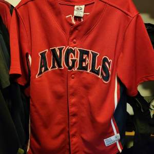 Los Angeles Angels baseball tröja, skön under sensommaren att bara kunna slänga på 
