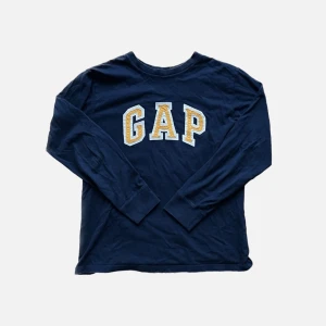 GAP tröja - GAP tröja i barnstrl 12-13 år, jag har vanligtvis strl XS-S för referens 💌 Den är i fint begagnat skick o fraktas spårbart för 49 kr!