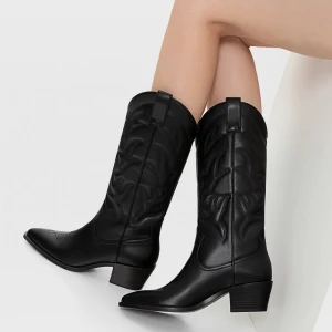 Boots - Cowboyboots från stradivarius🫶🏼🫶🏼 endast använda en gång så i bra skick!!