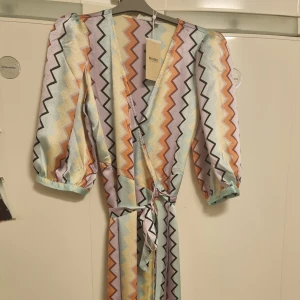 Långklänning från VILA - Helt ny klänning med prislapp kvar, köpt på Zalando och aldrig använts. Omlott med puffärmar, storlek 42.