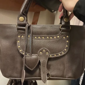 Söt väska - Jätte söt väska som jag köpt secondhand, jag har inte använt den mer än 3 gånger. Inga skador eller något sånt, super fin.