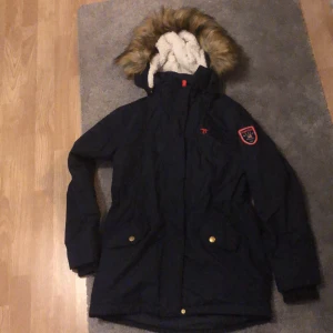 Vinterjacka - Mörkblå vinterjacka från Kappahl. Storlek 158 (barnstorlek) men den sitter som en S! jätte skön luva, (inte äkta päls). Väldigt bra skick. Köparen står för frakten!💓