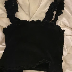 Topp - Säljer denna topp från SHEIN, använd 1 gång tror jag🫶🏼🫶🏼🥰🥰