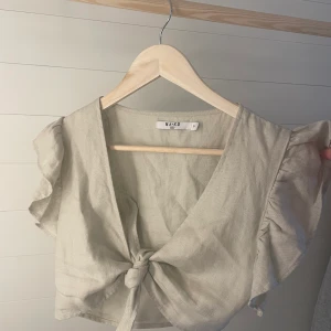 ❤️‍🔥Topp från NA-KD❤️‍🔥 - Jättesöt topp från nakd i linne!! Stl 34, fint skick och använd endast ett fåtal gånger🧡
