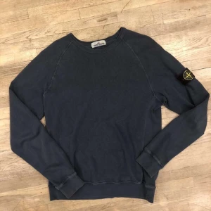 Stone island sweatshirt  - Jätte fin stone island sweatshirt köpt för 1200 vet ej om den e äkta🙂de finns ej några hål eller fläckar 