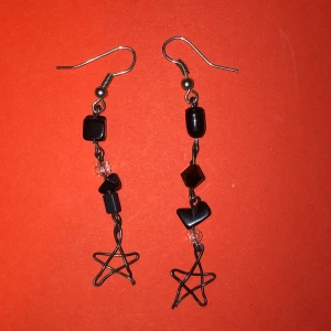 Obsidian örhängen  - egengjorda örhängen av obsidian och stål! 13kr frakt :)