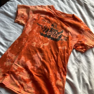 Tie dye tisha - Tisha köpt second hand! Säljer då den inte är min stil längre <3 pris kan diskuteras vid snabb affär och samfraktar gärna <3
