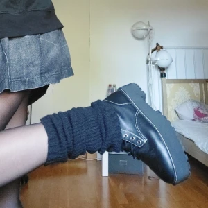 Kängor - Domhär spicear upp varenda outfit och ger dig en automatisk girlboss vibe, men säljer för skaffade ett par andra hihi. Går att måla de vita trådarna gula med vattenfärg om så önskas... använda endast 2-3gånger. Perfekta nu till hösten!!