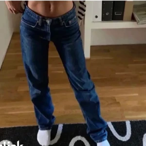 Jeans - Zara mid rise straight jeans, helt slutsålda på hemsidan. 150kr plus 79kr frakt🫶🫶