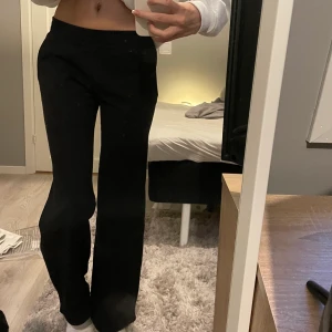 Low joggers  - Raka joggers från hm, helt nya med prislapp kvar. Säljer då jag köpte dubbelt. Innebenslängden är 80cm och dom sitter skitnsyggt. Slutsålda. (HAR ÄVEN ETT PAR LJUSGRÅA I STORLEK M HELT NYA OM NÅGON VILL KÖPA💕)