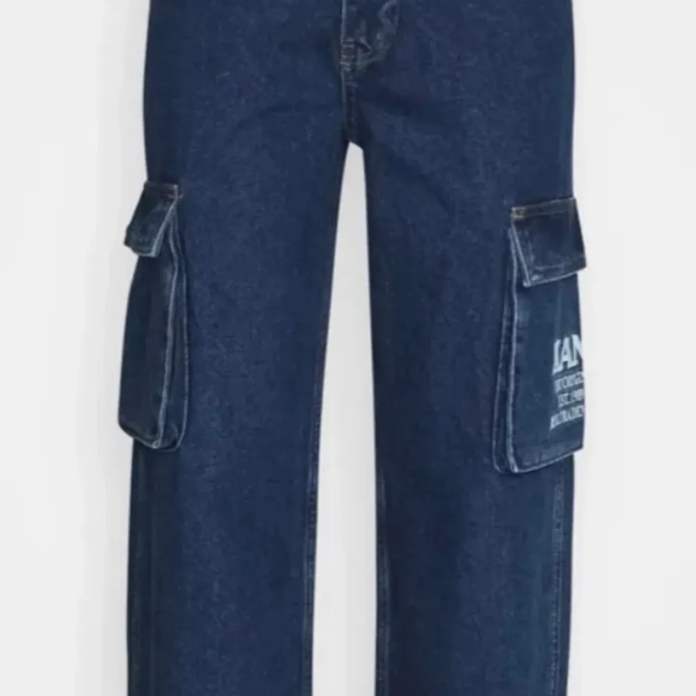 Säljer dessa Karl Kani jeans, knappt använda. Köpta för ca 800 på Zalando. Jeans & Byxor.