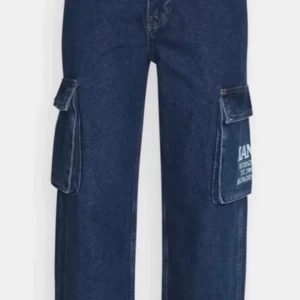Broderade cargo jeans - Säljer dessa Karl Kani jeans, knappt använda. Köpta för ca 800 på Zalando