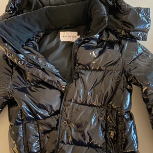 Calvin klein high shine puffer - Använd sparsamt en vinter, köpt på Calvin kleins hemsida för 2199kr💞