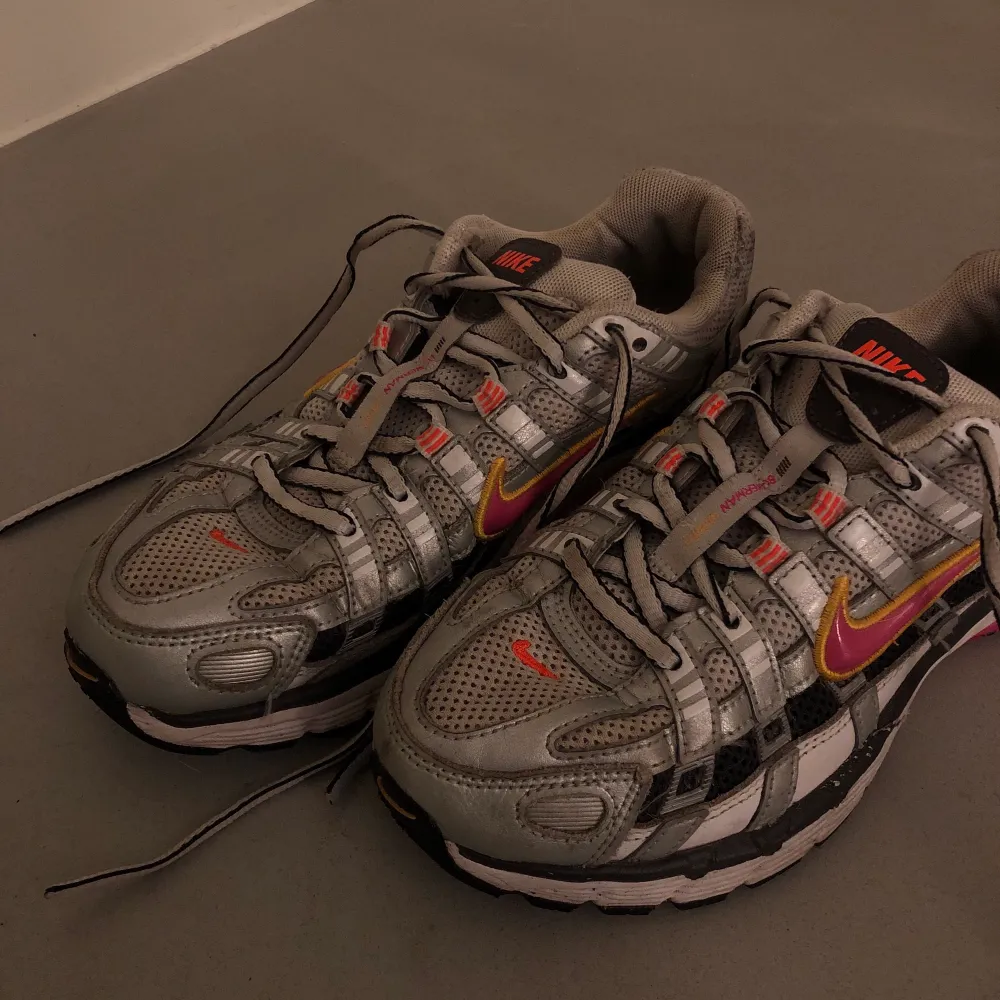 Vintage Nike gympadojor i stl 36,5 (passar 37 bra). Dom är jättebekväma men har inte kommit till användning tyvärr . Kengät.