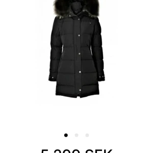 Hollies jacka  - Säljer min Hollies jacka, använd väldigt få gånger. Säljer då den är för stor för mig. Strl 34/S. Med svart special beställd päls. 