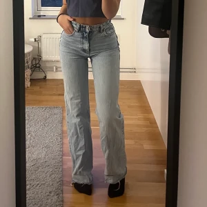 Zara - Säljer mina zara jeans pga de bara ligger i min garderob och kommer inte till användning. Jeansen är sparsamt använda. Sitter perfekt i längden och jag är ca 164 cm 💕