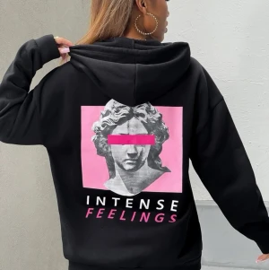 Säljer denna fina hoodie  - Knappt andvänd. Säljer pågrund av att jag håller på att spara pengar. Ingen anledning. Super fin svart hoodie. Passar till allt. Skriv privat för mer information😘