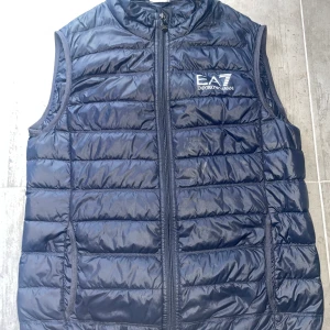 Ea7 väst - Storlek M
