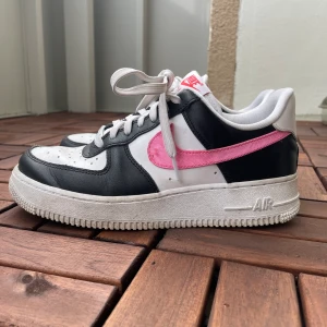 Nike air force 1 - Köpta 2019 använd ett tiotal gånger, nästan som nya. Priset kan diskuteras.