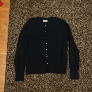 Holly Whyte  blus -  blus med knappar i svart, storlek large men passar bra på small och medium också. Mycket bra skick 10/10