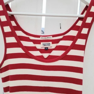 Tommy Hilfiger klänning - Nä men hur gullig klänning. Tror aldrig använd faktiskt. Prickigt bälte som går att ta av. 300kr inklusive frakt eller bud. Bara skriva om du vill ha bilder på.