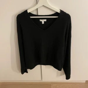 Stickad tröja - Svart stickad tröja från H&M som jag köpteför 2 år sen, använt fåtal gånger.  Stl S 