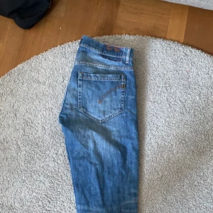 Dondup jeans - Säljer ett år dondup jeans då jag vuxit ur dom. Brukar ha 32 men dessa är lite mindre i storleken så snarare 30 skulle jag säga. 