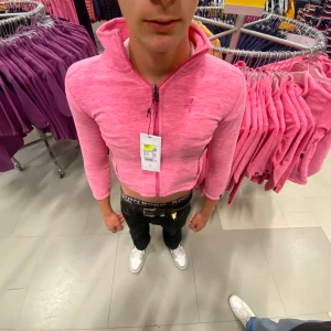 Rosa Fliströja för svettiga män - En mycket fin tröja med en Leon i du får på köpet. Kan andvändas till mycket på både gott och ont sätt Leon asså. Tröjan värmer, är bekväm och väldigt stretchig.