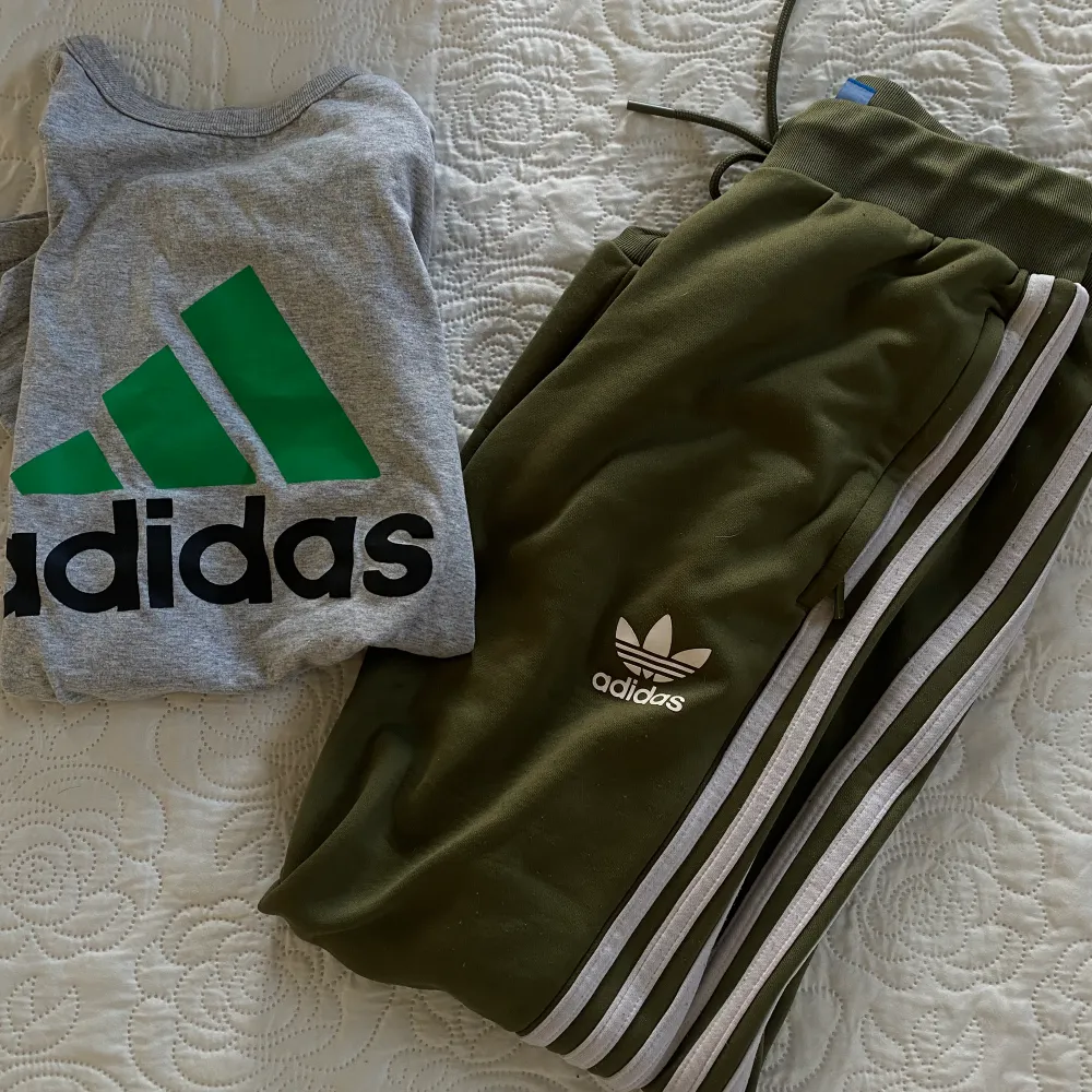 Ett par Adidasbyxor samt en t-shirt. Inköpta på jdsport för 800kr. Paketpris, båda stl S. Jeans & Byxor.