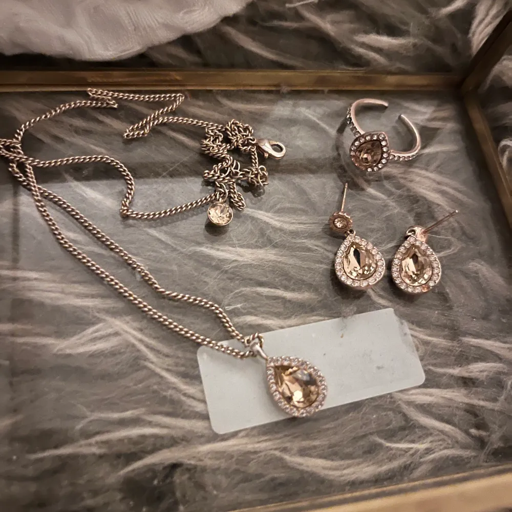 Säljer mitt fina sätt av roseguldiga smycken från Lily and rose! De ser mkt mera rose ut i verkligheten:), kan skicka flera bilder!❤️ Det är en ring, halsband och örhängen från samma kollektion, ni kan köpa styck eller set! Pris diskuteras. Accessoarer.