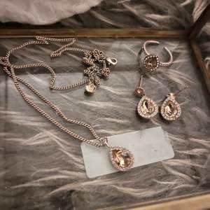 Säljer mitt fina sätt av roseguldiga smycken från Lily and rose! De ser mkt mera rose ut i verkligheten:), kan skicka flera bilder!❤️ Det är en ring, halsband och örhängen från samma kollektion, ni kan köpa styck eller set! Pris diskuteras