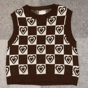 Brown Heart pattern sweater vest - Söt tröjaväst från Pull and Bear. Storlek M.