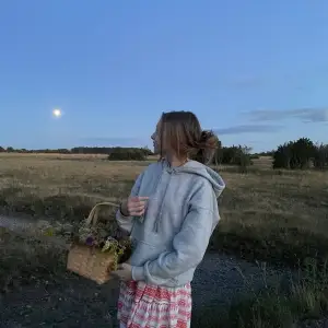 Strandklänning skulle jag säga att de är men man kan använda den till lite vad som. Säljer pga lite stor på mig och inte riktigt min stil. Köpte den för 270kr tror jag så jag säljer den för 80kr + frakt 66kr spårbart  