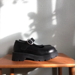 Mary Janes - Cosmo 2.0 - Säljer ett par otroliga Mary Janes då jag har ett par till som används flitigt! Dessa är använda ett fåtal gånger. Nypris 1200kr. Köparen står för frakten. 🖤