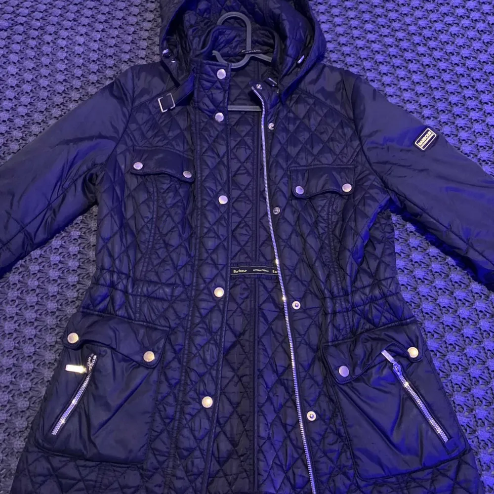 Säljer min Barbour jacka som är lämplig för våren och hösten. Använd väldigt få gånger, skick precis som ny. Säljer för 2500kr. Köptes för 4500kr. Storlek 36. Takit.