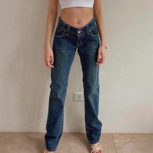 Lågmidjade Levis jeans straight leg, som säljs då dom tyvärr var för stora för mig💔 Säljer för 200kr+66kr(frakt). Skriv ifall du har någon fråga❣️Första bilden är lånad, men samma modell.