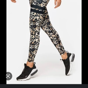 Stronger Leo tights  - säljer mina leo stronger tights. använda en del men superfint skick. Storlek xs men psssar även s. så så sköna!  nypris: 699 kr Mitt pris: 140 kr 